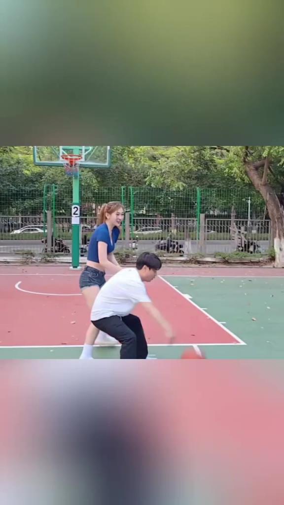 集夢(mèng)會(huì)長(zhǎng)背打一米8的女生，這是真打球啊！