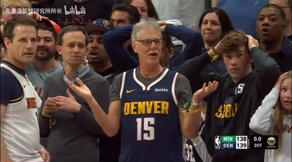 導(dǎo)火索？回顧此前掘金對(duì)陣森林狼，威少送出三分犯規(guī)后的眾生相！