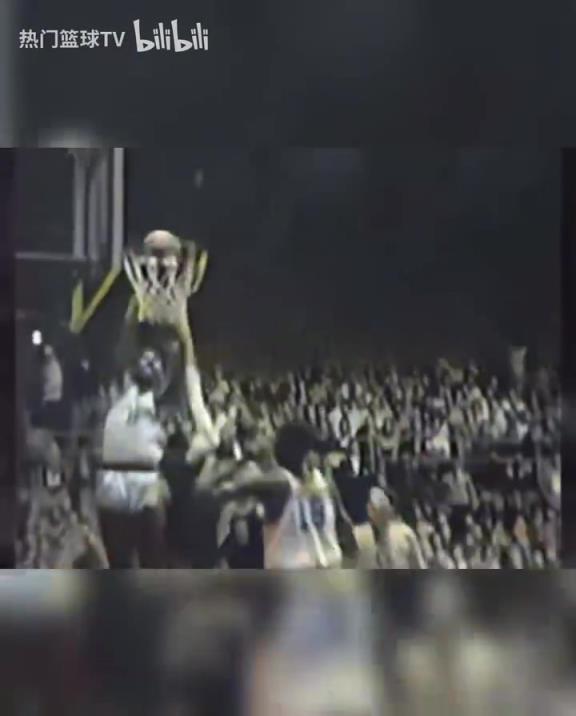 這是怪物嗎？張伯倫高中時(shí)期是怎么打球的？校園里的明星！