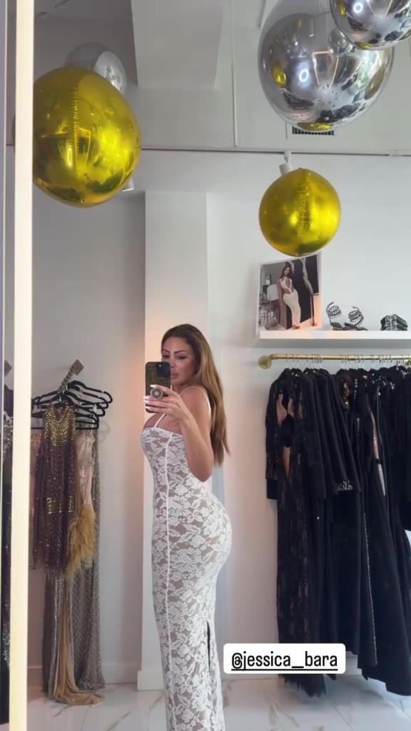 徐娘半老！皮蓬前妻穿吊帶裙自拍，這身材也太炸裂了！