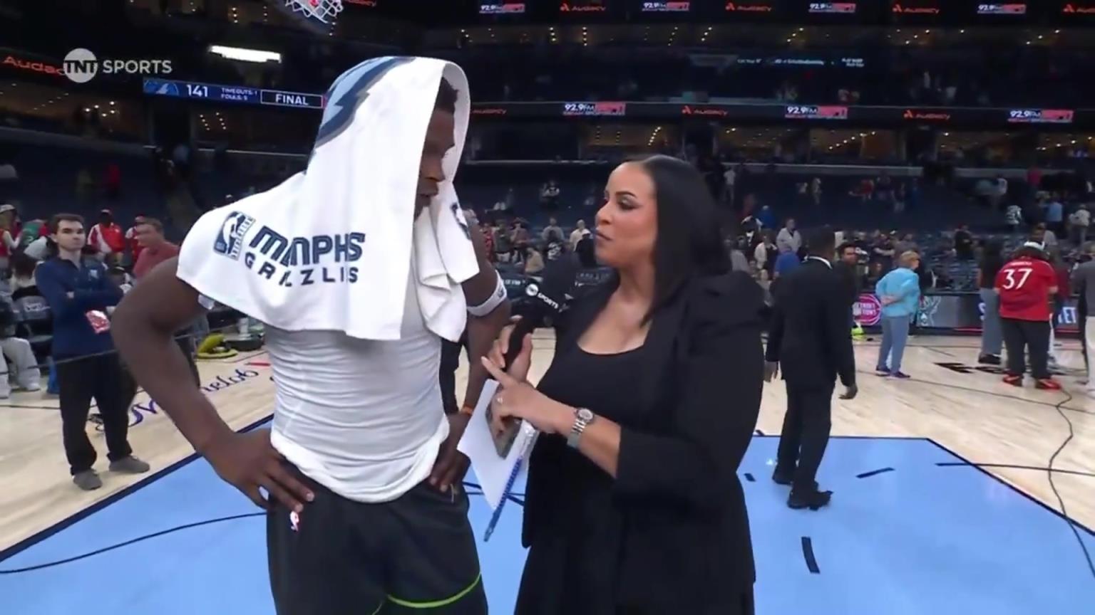 華子賽后接受一位豐滿女記者的采訪！