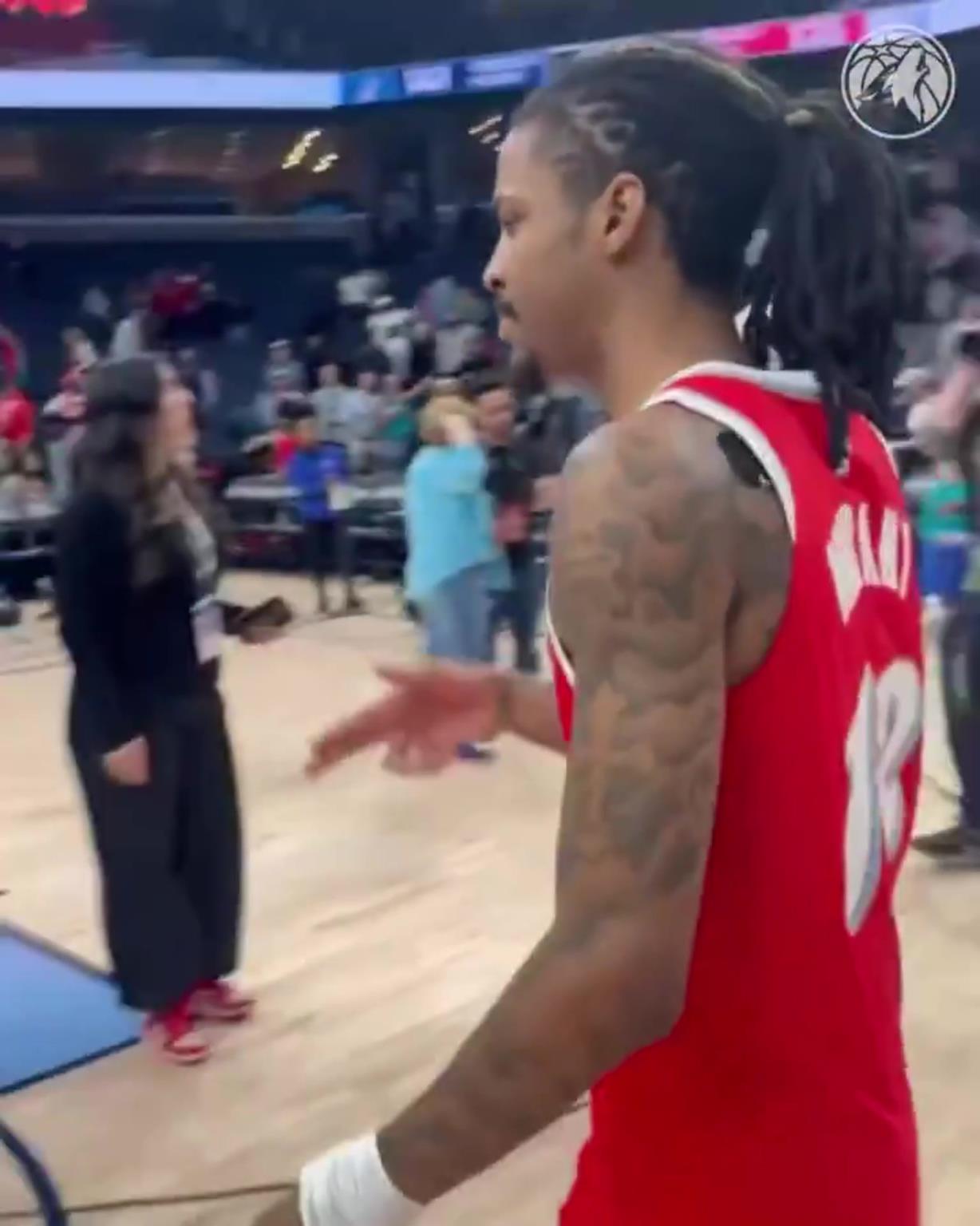 笑死！莫蘭特賽后與華子握手，竟然也是比出“手槍”的手勢(shì)