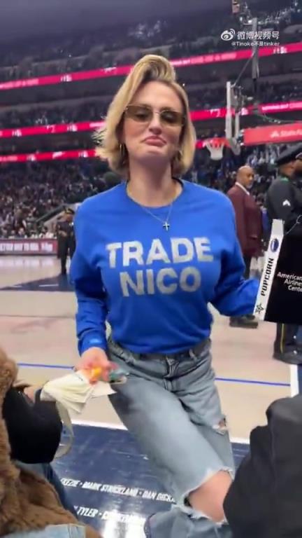 主場(chǎng)不準(zhǔn)球迷打印“解雇Nico”標(biāo)語(yǔ)，女球迷就出此下策