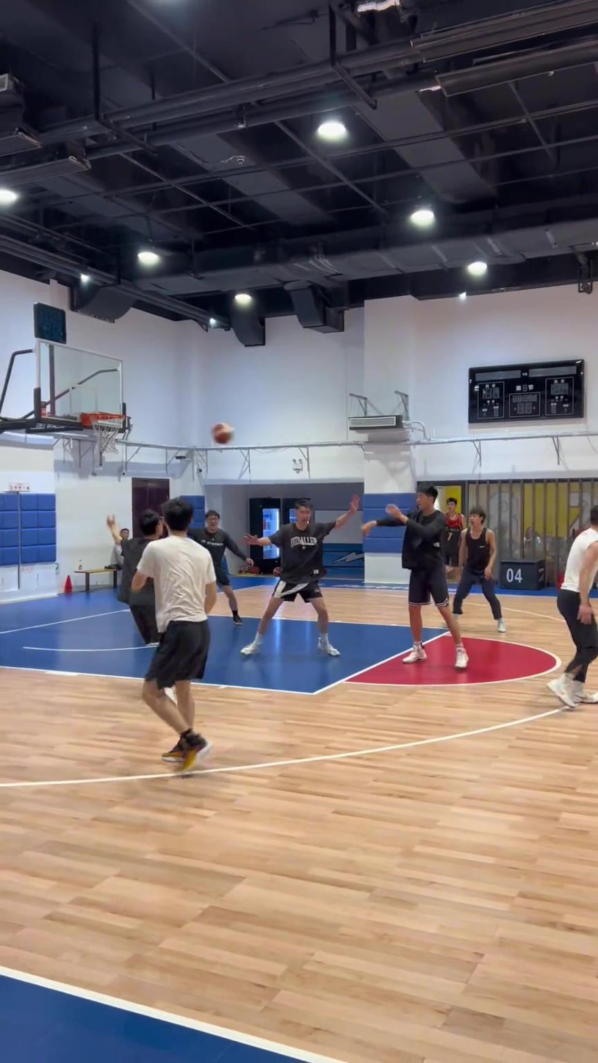 對(duì)手回家后：老婆，我今天在野球場(chǎng)匹配到巔峰馬刺隊(duì)了！