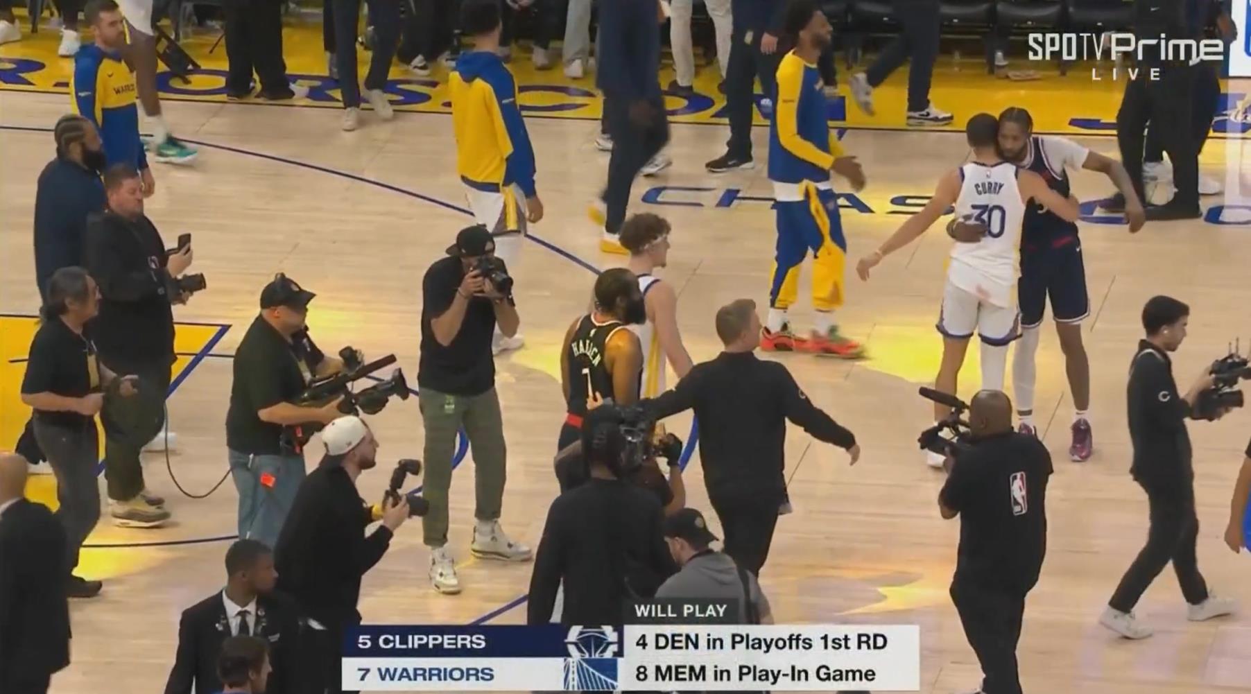 加時(shí)賽12分無(wú)解表現(xiàn)率隊(duì)獲勝！哈登賽后臉上笑容藏不住呀