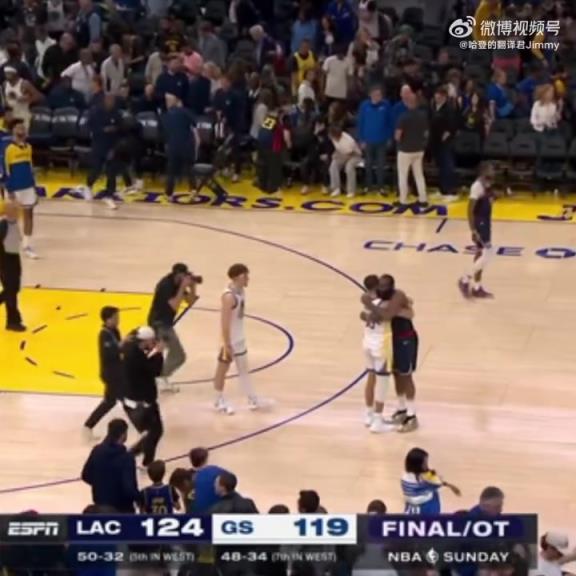 09雙雄傾盡全力！哈登和庫里賽后第一時間擁抱在一起