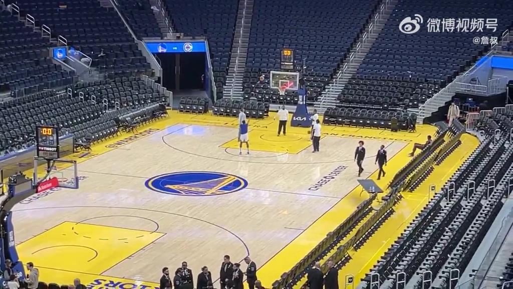 今天沒有得到出場機(jī)會！庫明加賽后還留在場地練習(xí)投籃