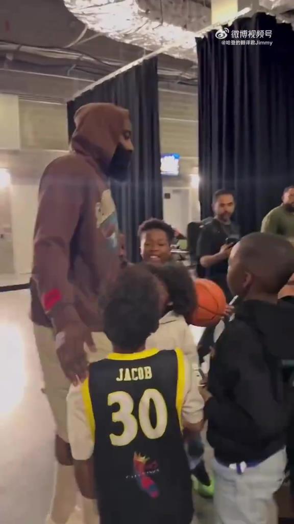 哈登賽后對(duì)小朋友：聽你們家長(zhǎng)的話，總有一天你們也會(huì)打進(jìn)NBA