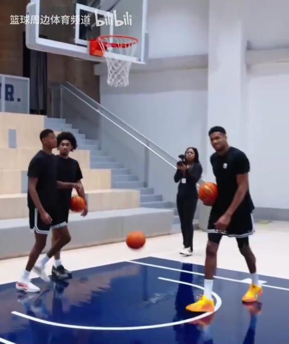 別人能學(xué)得來(lái)嗎？名場(chǎng)面：字母哥指導(dǎo)小球員籃下腳步！