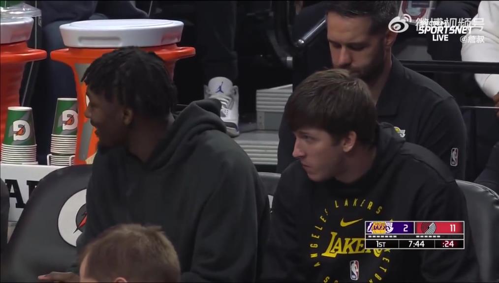 鎖定西部第三愜意得很！里夫斯輪休在板凳席上吃東西被抓拍到了