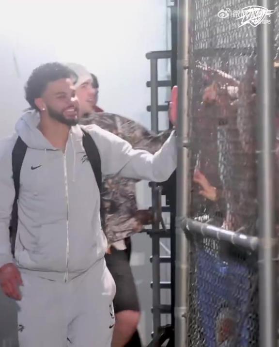 68勝歷史第五傲人戰(zhàn)績(jī)！雷霆全員回到OKC，當(dāng)?shù)厍蛎詿崆榻訖C(jī)