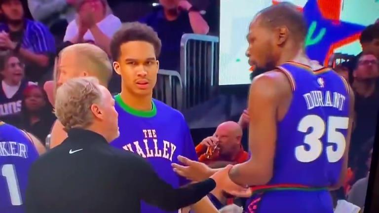 下課導(dǎo)火索？主帥布登此前抓住KD手臂要說(shuō)什么，被一把甩開！