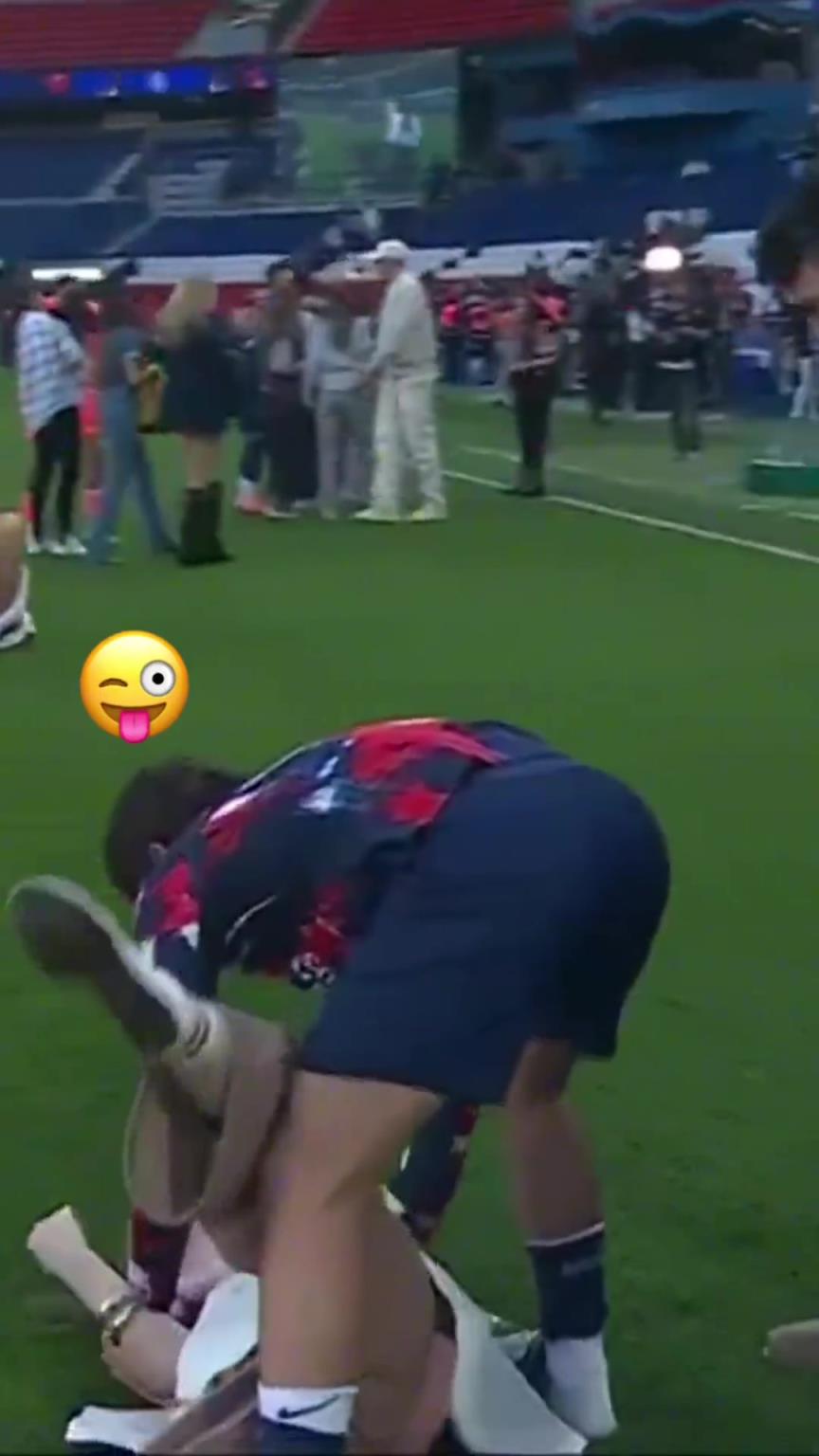 玩這么花！？內(nèi)維斯在家人面前把自己女友按倒在地