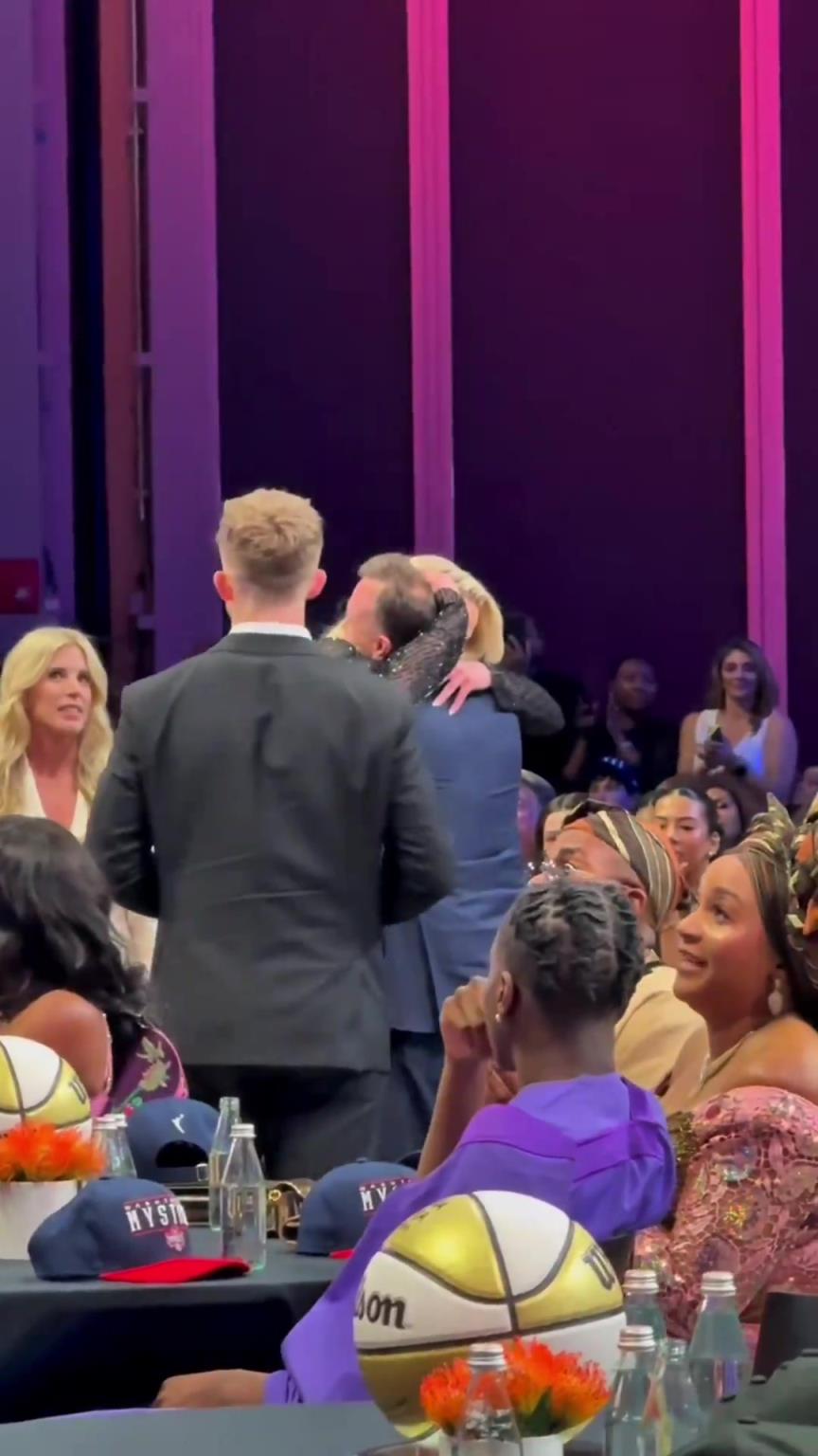 吧友們想看的正臉來(lái)了！薩格斯的女友海莉被選中后感覺(jué)快哭了