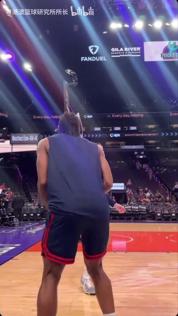 機器人級別的靜態(tài)身體！近距離看小卡的賽前熱身！