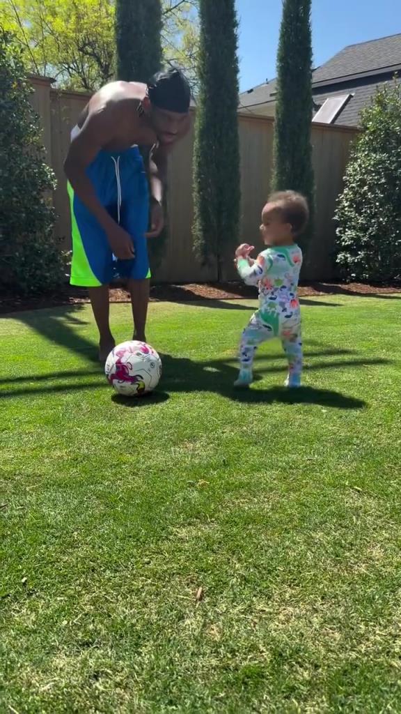 足球要從娃娃抓起！SGA帶娃踢足球，小孩摔倒時鼓掌“嘲笑”！